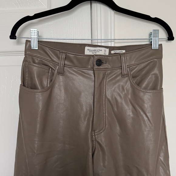 Abercrombie & Fitch curve love 90s relaxed high rise cargo vegan leather pants - Picture 4 of 5